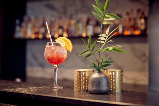 Cocktail in de hotelbar
